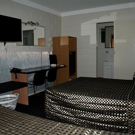 Black Diamond Motel Blackwater Bagian luar foto