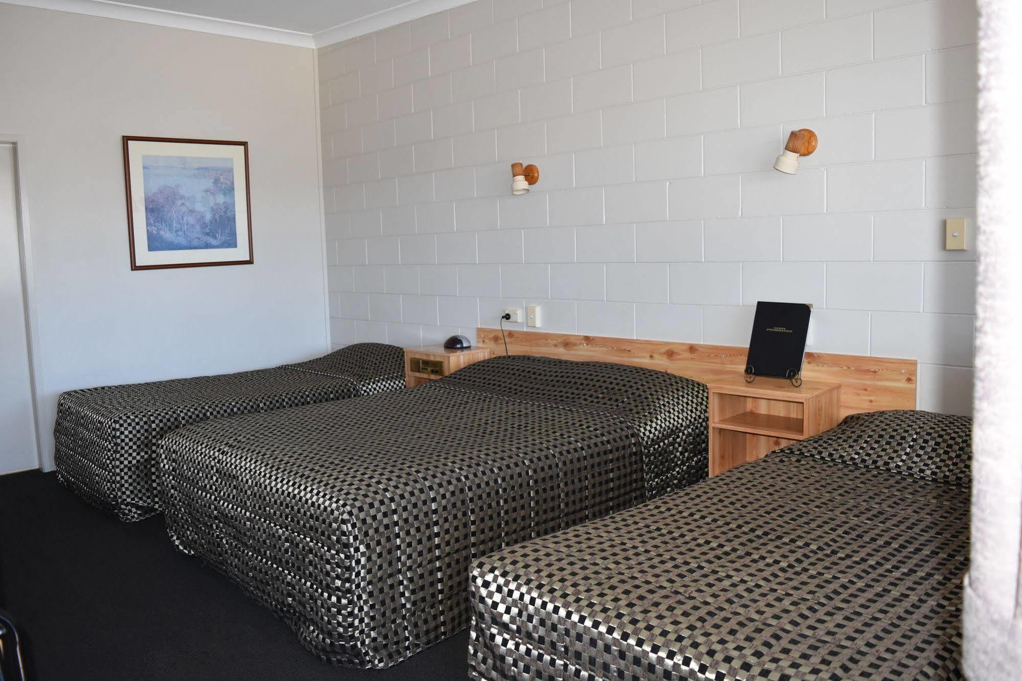 Black Diamond Motel Blackwater Bagian luar foto